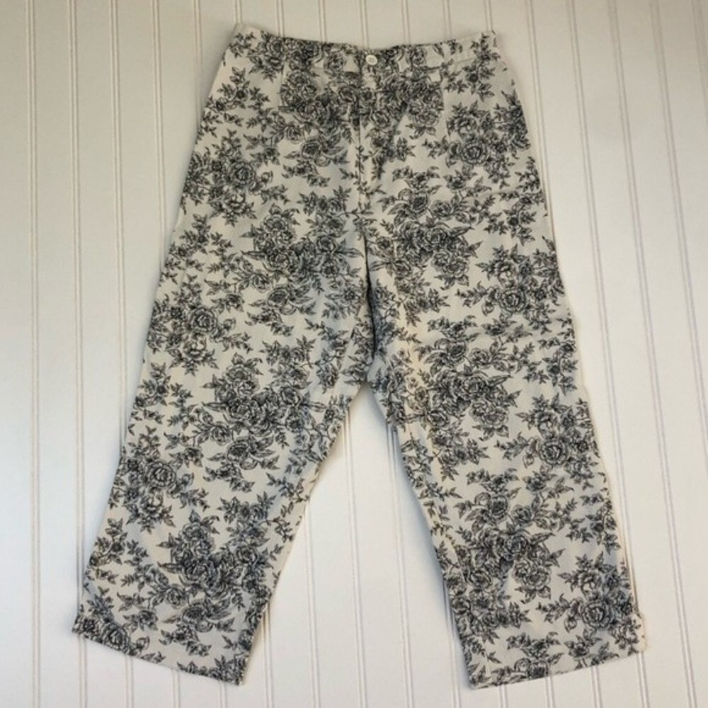 Chelsea Studio Black and White Rose Print Capris